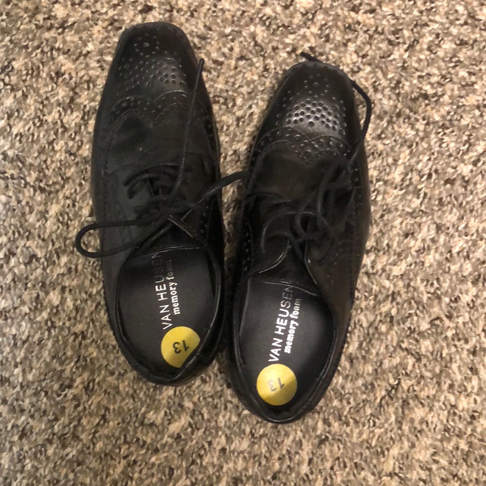 Boys dressing shoes